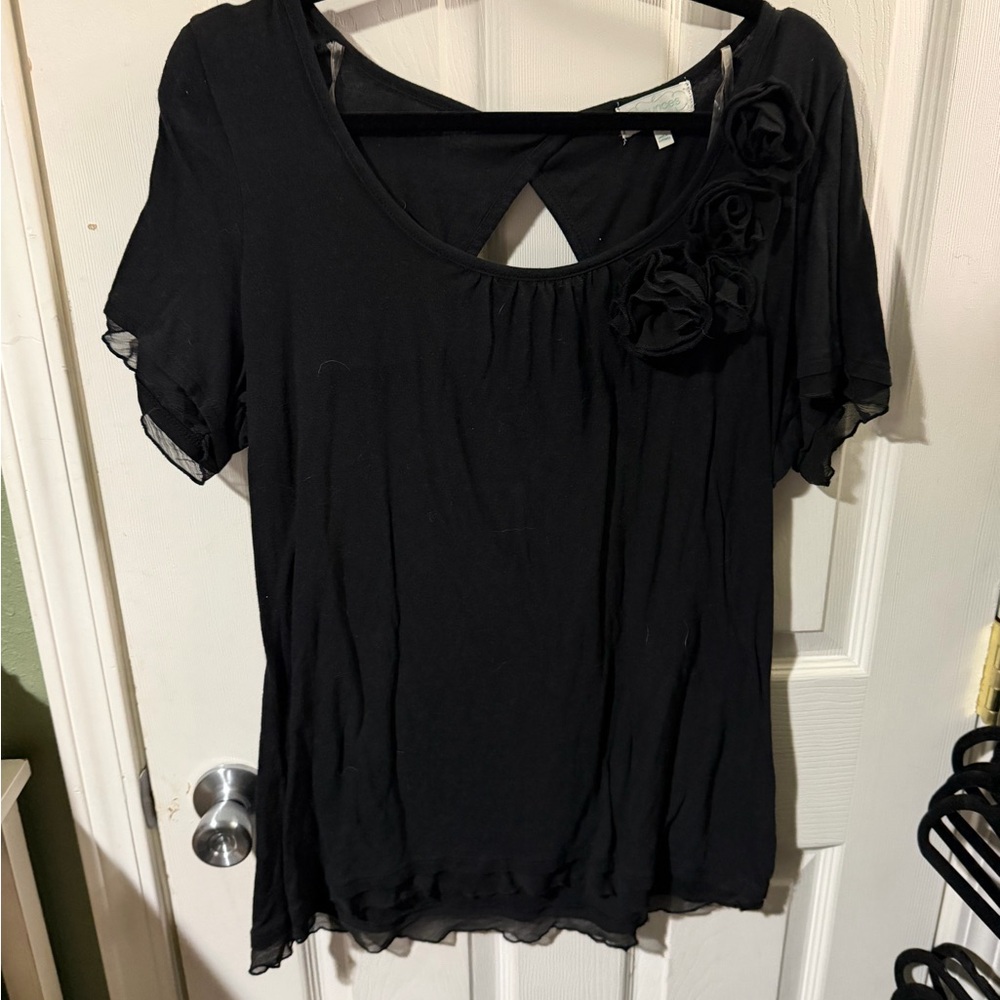 ❣️❄️Maurices Black Short Sleeve Top with Rosette Details